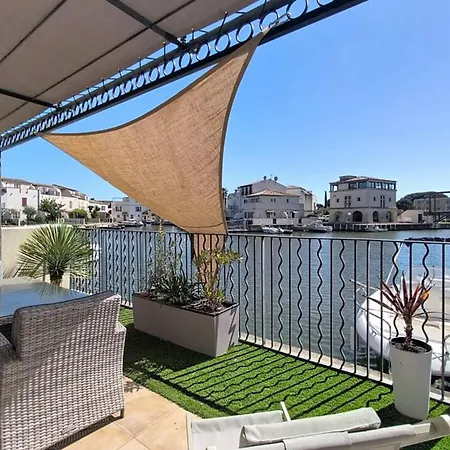 Marina 6 Pers Terrasse Clim Vue Canal Et Piscine Commune Villa *